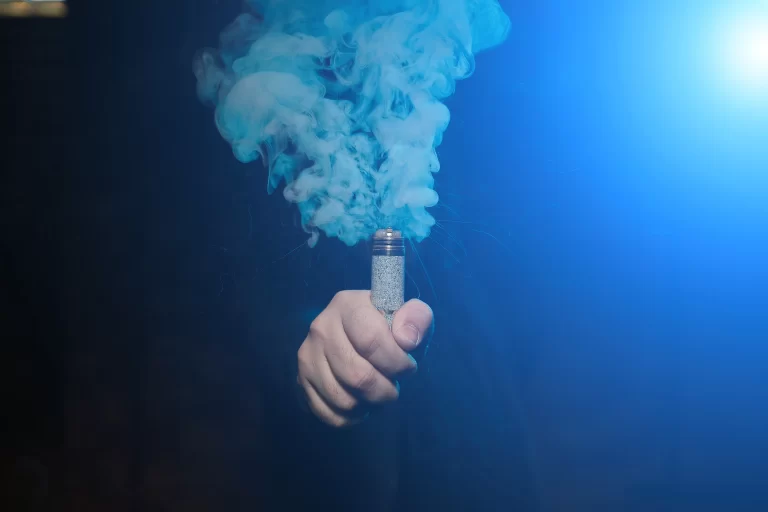 dripper-one-hand-making-cloud-fume