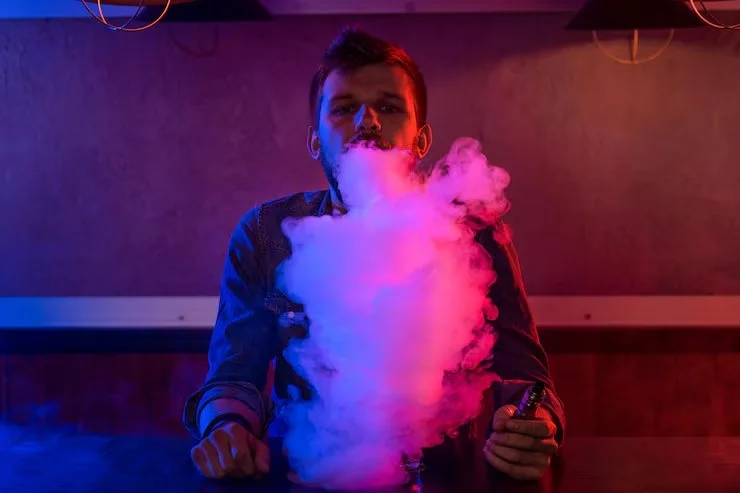 1 man-smoke-electronic-cigarette-vape-shop-vape-bar_639032-333